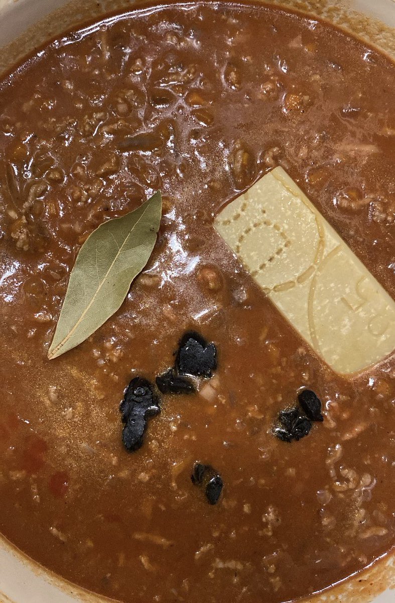 Blankenese Bolognese. Wenn, dann im großen Stil. nicht sichtbar: n‘duja für den schärfe/fett Kick & eigener Gemüsefond und samtiger Merlot. Bis in ein paar Stunden 👋🏻