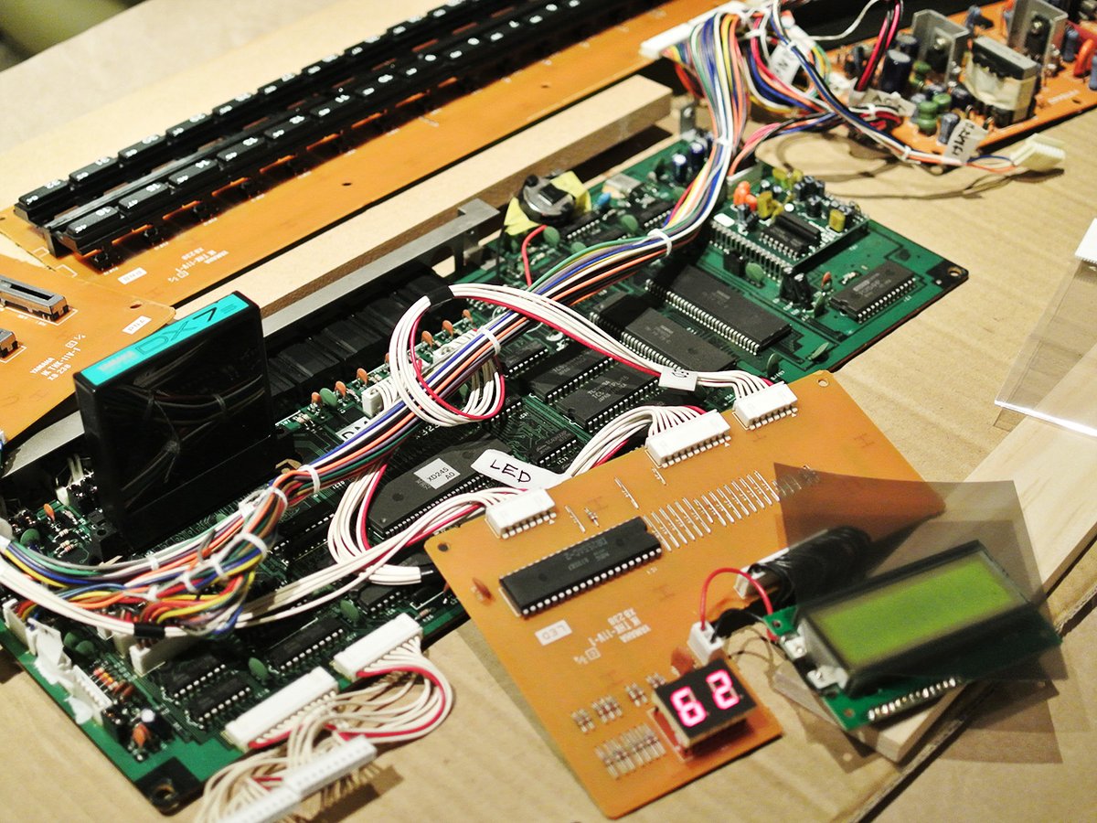 Ken_X68k's tweet photo. ■修理＆整備記録
過去一番時間かかった、DX7sの液晶偏光シート張替え。
張替えより液晶ユニット交換の方がおそらく楽だったと思う。。汗
視認性復活してよかったですがかなり大変な作業でした。
#YAMAHA #DX7S #修理記録 https://t.co/FPTzRs4v3y