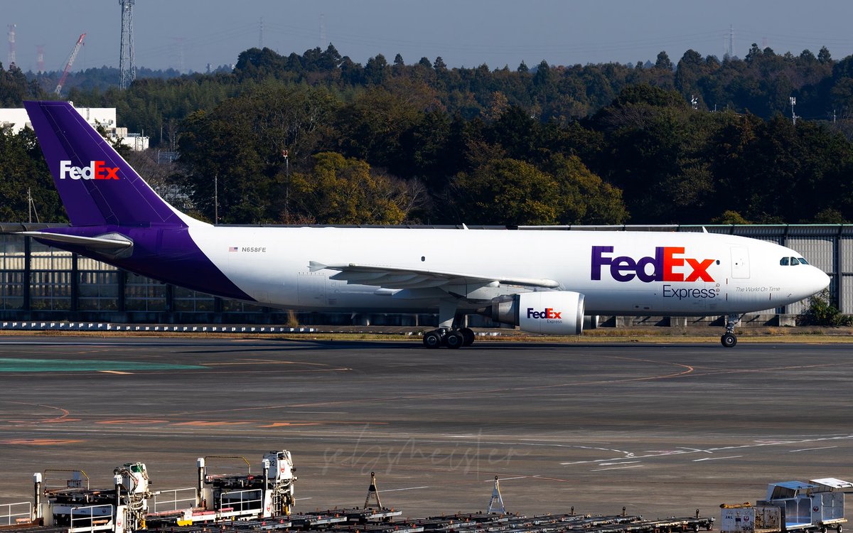 今日展望デッキでチェジュ航空のループ塗装の写真を撮っていたら、このA300が着陸するのが見えました。FedEx A300 の写真を撮るのはこれが初めてで、とても興奮しました。
FedEx FX9080 A300F4-605R N658FE 
CAN-NRT 16L⬇️