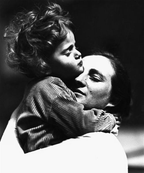 literlandweb1's tweet photo. "La vida tiene valor siempre que se valore la vida de los otros, a través del amor, la amistad, la indignación y la compasión".
Simone de Beauvoir https://t.co/8HCCnslVwT