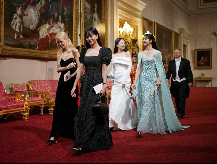 jenchaliso's tweet photo. @BLACKPINK at Buckingham Palace in London tonight. https://t.co/wWlV8C9Wwb