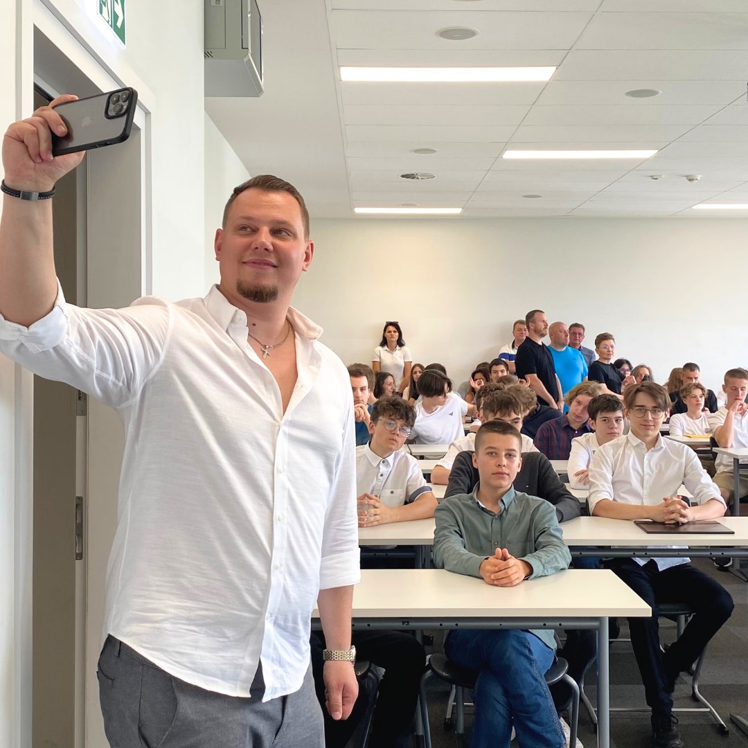 TechniSchools's tweet image. Zapytaliśmy założyciela Techni Schools: 🧙‍♂️ @matikozlowski o to, jakie są jego 3 ULUBIONE CECHY UCZNIÓW, którzy przychodzą do Techni Schools. Oto odpowiedź:

☝️ Ścisłe umysły
✌️ Otwartość
🤟 Życiowa kreatywność

Zachęcamy do zadawania kolejnych pytań! 😎
#technikumprogramistyczne