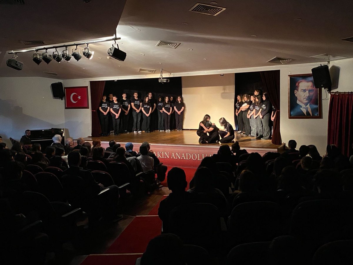SisliKaymakam's tweet photo. Şişli Kaymakamlığı Cumhuriyetin 100. yılı etkinlikleri kapsamında; Kaymakamımız Ahmet Gazi Kaya, eşi Gökçen Kaya, İlçe Milli Eğitim Müdürü Sevgi Yücel ve kurum amirleri, Nuri Akın Anadolu Lisesinde, öğrencilerimiz tarafından icra edilen “Cumhuriyet Oratoryosu” etkinliğine katıldı https://t.co/bycYugSjdC