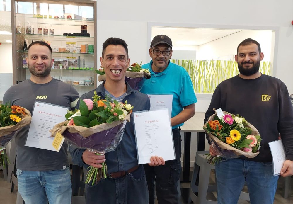4 deelnemers aan de lasopleiding bij UW Metaal zijn geslaagd voor het examen en hebben hun lasdiploma ontvangen. We zijn heel blij dat we de deelnemers aan onze lasopleiding op weg kunnen helpen naar een mooie baan in de metaal. uw.nl/nieuws/deelnem…