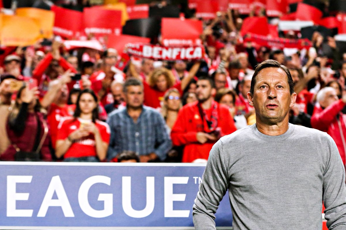 Roger Schmidt: "Para se entender o Benfica, é preciso estares cá. Dos 10 milhões de portugueses, cerca de 6 milhões são adeptos do Benfica. O clube é muito mais que uma equipa de futebol, para a maioria dos portugueses é parte importante das suas vidas."

(via <a href="/sportschau/">Sportschau</a>)