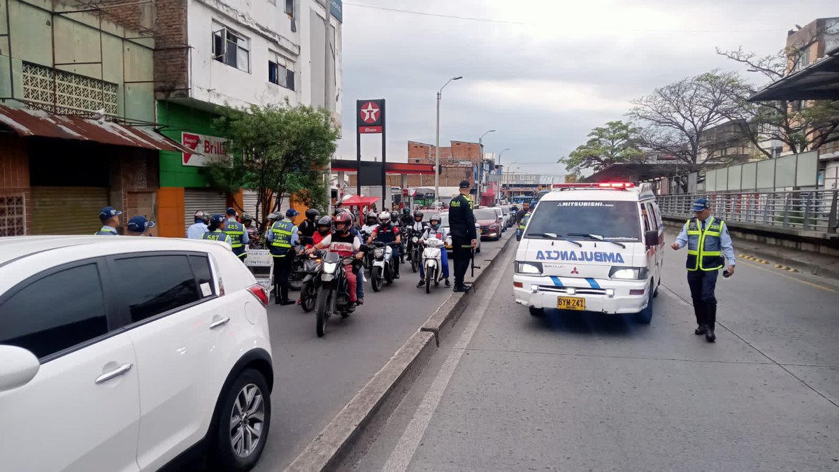 ¡A respetar las normas de tránsito!🫡

#AEstaHora nuestro cuerpo de agentes de tránsito realiza controles a la invasión del carril exclusivo del #MIO <a href="/METROCALI/">METROCALI MIO</a> en la zona centro de la ciudad.🚌

#HechosDeCorazón💙❤️💚
<a href="/AlcaldiaDeCali/">Alcaldía de Cali</a> <a href="/JorgeIvanOspina/">Jorge Ivan Ospina</a>
