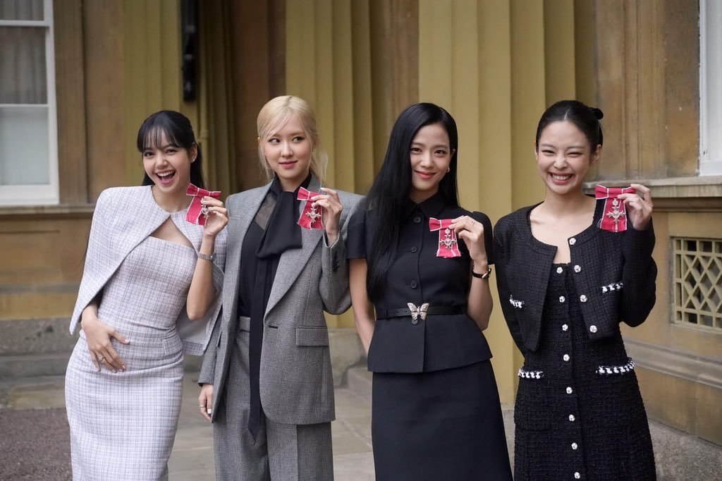 UKinKorea's tweet photo. 🖤Look who’s in our area!🩷

The King awarded @BLACKPINK with MBEs for their work to raise awareness of climate change as COP26 advocates. The band also attended the State Banquet at Buckingham Palace last night

Congratulations Rosé, Lisa, Jisoo and Jennie!!

@RoyalFamily https://t.co/H9z2IQ7I2S