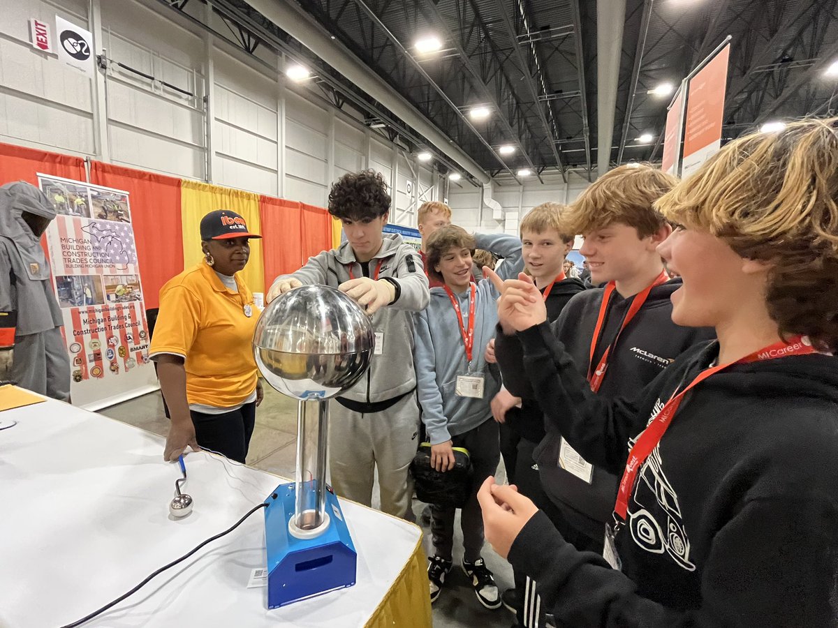 romeoschools's tweet photo. On Nov. 14, 424 students from the 9th Grade Academy, accompanied by 29 staff members, were the largest group from more than 125 high schools across the six-county region who participated in the Michigan Career Quest Southeast in Novi. #MiCareerQuestSE @OaklandMIWorks https://t.co/Ui6pFGHqQM