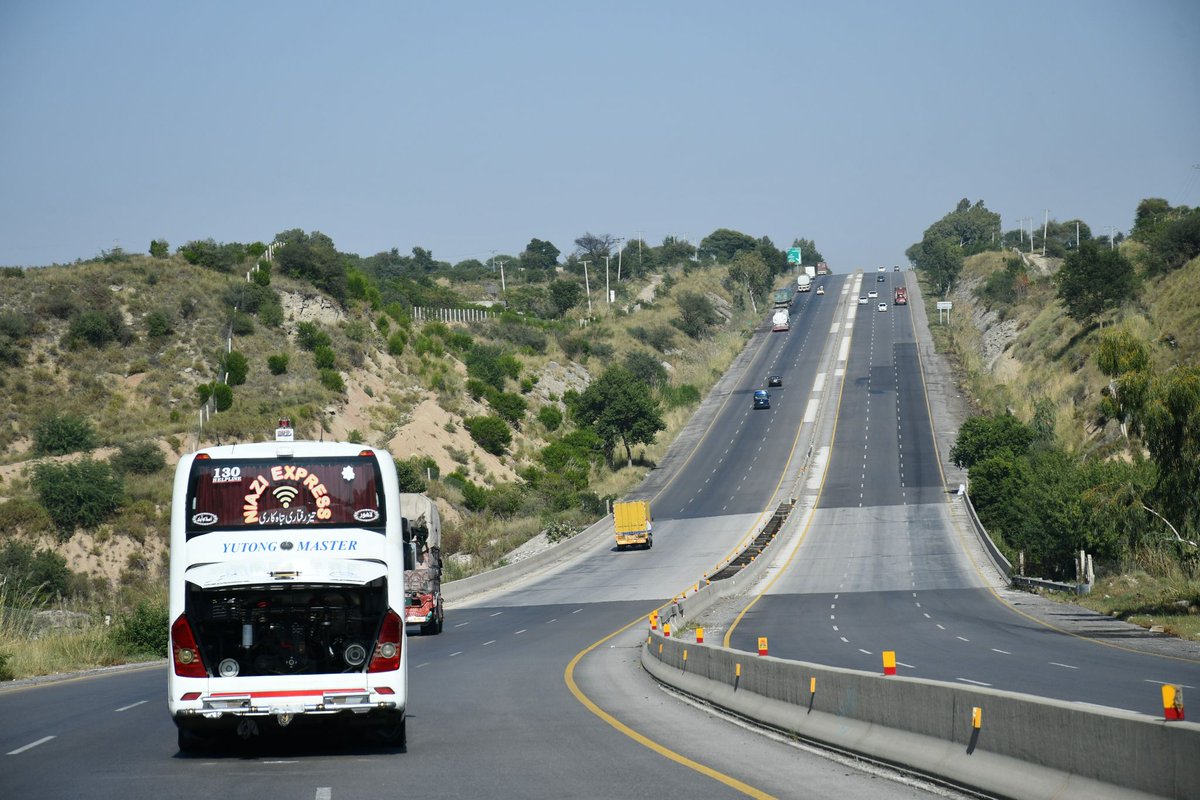 ShahnawazDahani's tweet photo. Road which takes you to the Heaven.❤️
#Islamabad https://t.co/K5DiIUADg7