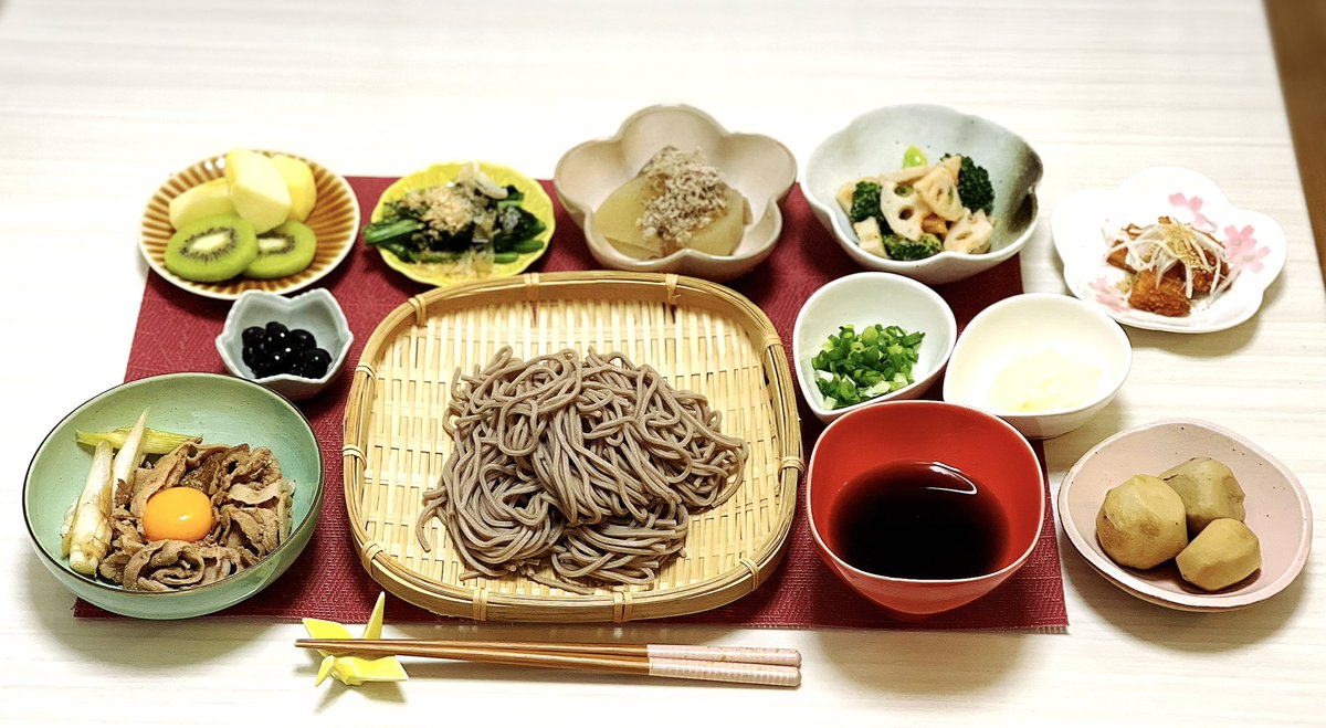 今夜はお蕎麦にしました。 つけそばにも、肉そばにもしたかったので 両方用意してみました✨ 満足です( ◠‿◠ ) あすは早朝勤務。頑張ります✨