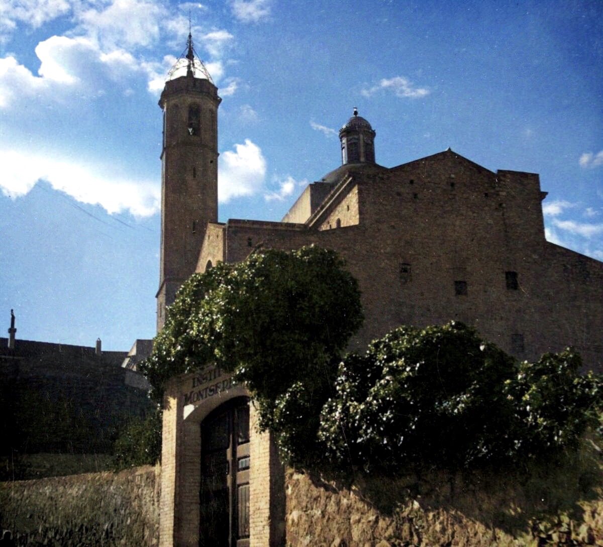 PoblesdelPla's tweet photo. Cau el sol a l’entrada de la Institució Montserrat, al carrer de Sant Crist, l’any 1935. 
La panoràmica actual és totalment diferent en aquest indret del cor de Sants🏗️ 
#PoblesdelPla #Sants 

📸 UEC/AMB (B/N) https://t.co/NY0gRcbEpB