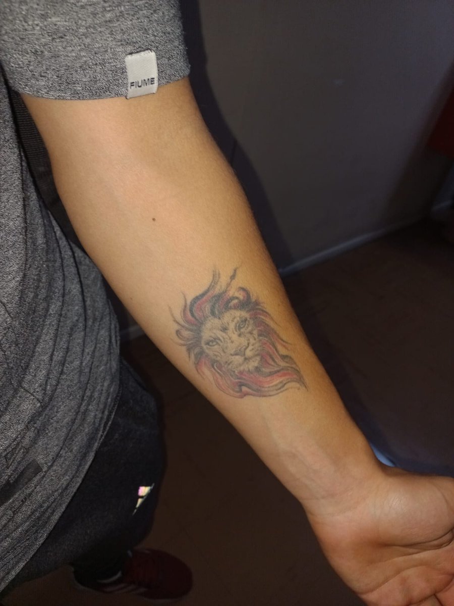 El es renzo estudiante de medicina, prometió que si ganaba milei se tatuaba el león en su honor. Es liberal en contra de toda su familia peronista, se quedó sin hogar pero no sé arrepiente de su decisión,se encuentran viviendo en la casa de un amigo <a href="/JMilei/">Javier Milei</a> #vivala
