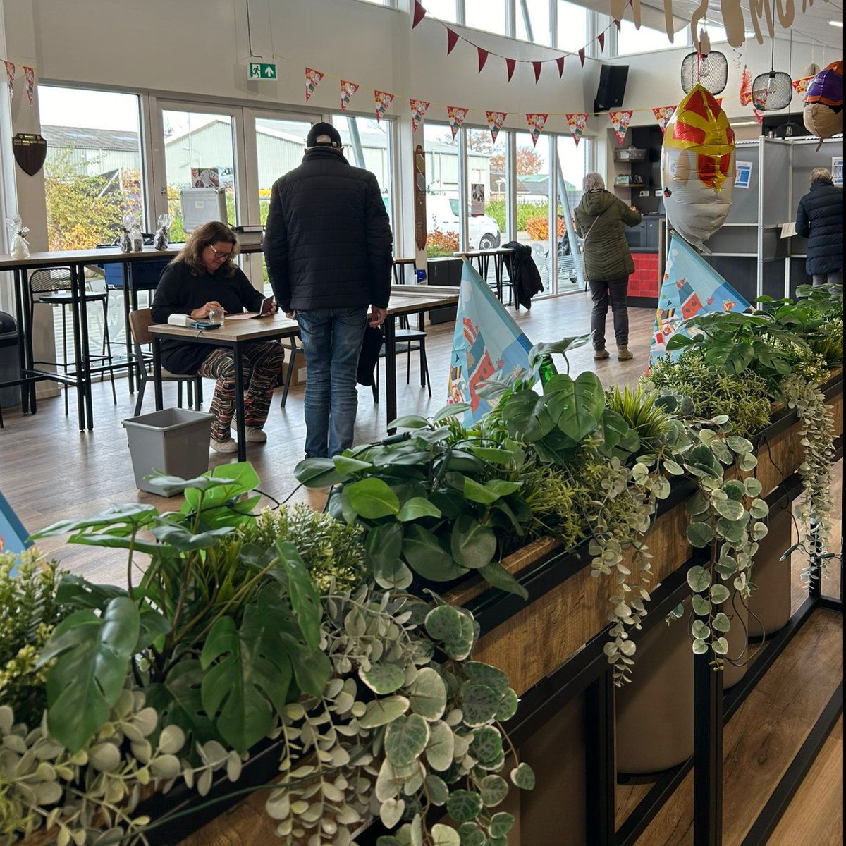 gem_Oldebroek's tweet photo. Om 13.00 uur was het opkomstpercentage 29,37% voor de Tweede Kamerverkiezing. Dat zijn 5425 kiezers van de in totaal 18.470 in onze gemeente. 

#ElkeStemTelt Laat je stem gelden. Links, rechts, midden of strategisch... het belangrijkste is dat je stemt! 

#TK2023 #OldebroekKiest https://t.co/tc2fNbIfWJ