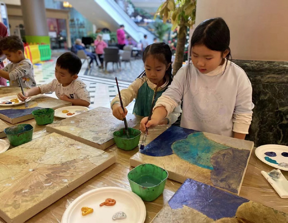 hawelti's tweet photo. Profile Q &amp; A: Stroking Brushes over Lotus Leave Canvases  

The amazing works of a talented #Eritrean artist (painter &amp; sculptress) - Marta Woldu - in China

https://t.co/iwWMZ1H0bH https://t.co/PMqUjBEbrU