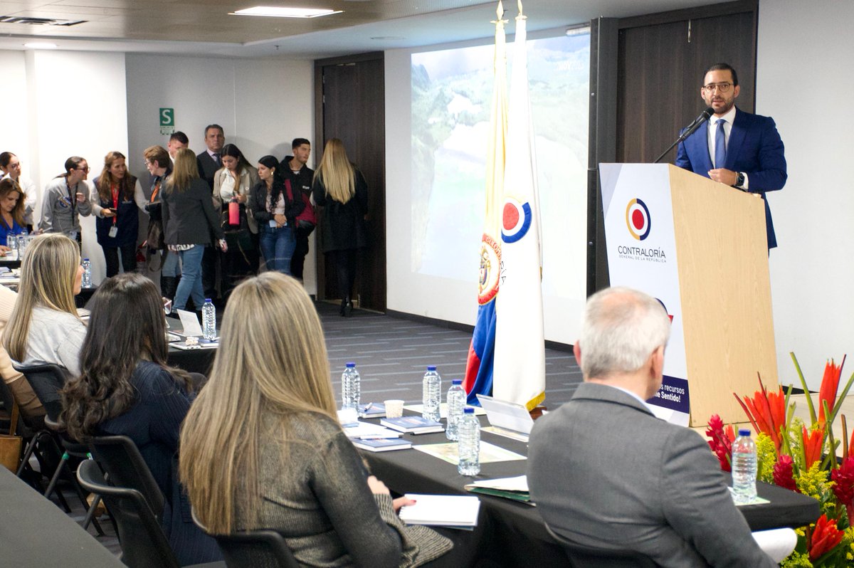 CGR_Colombia's tweet photo. "Es un deber de la Contraloría vigilar los recursos públicos que se destinan para la protección de los recursos naturales, tenemos un geovisor que nos permitirá vigilar el impacto que tienen las actividades humanas sobre nuestros 37 páramos", @zuluagapardo. #RendicionesCGR https://t.co/LvgReP6Fp7