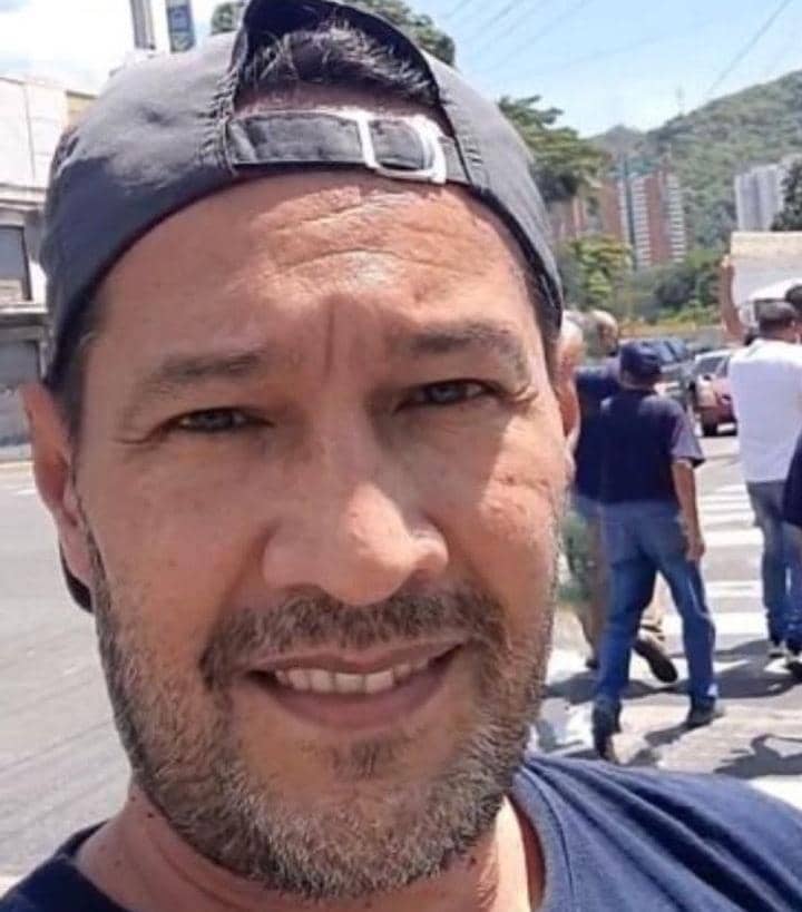 EncuentroCiud13's tweet photo. #URGENTE | Ayer a media noche @Nelsonpvzla1 fue secuestrado por funcionarios del SEBIN sin orden judicial, mientras se encontraba en su casa.
Para el momento desconocemos su paredero, así como su integridad física.
@ONU_derechos @ONU_es @volker_turk 

 #DóndeEstáNelson https://t.co/oQOCxfCGpx
