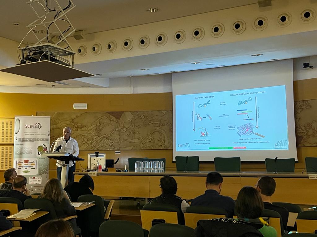 Miguel gave a talk today at @CIB_CSIC in the PTI+ @susplast general meeting, about Directed Evolution and how our enzymes play a significant role in breaking down plastic materials♻️ Learn more about our contribution in the platform here!: pti-susplast.csic.es/conociendo-al-…