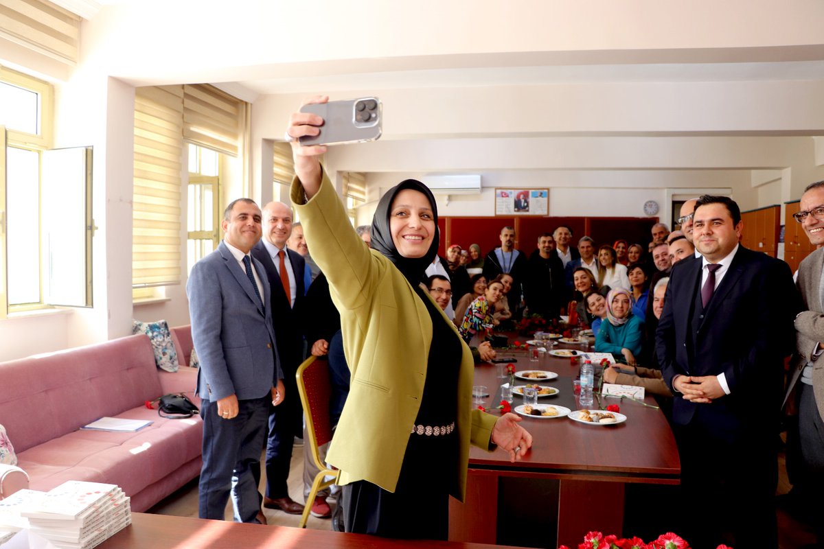 MersinMEM's tweet photo. Her ilçemizin bir okulunda, emekli öğretmenlerimizin son ders saatinde mezun ettikleri öğrencilerle bir araya geldiği “Emekli Öğretmenimizle Son Ders Etkinliği” sonrası İl Müdürümüz Fazilet DURMUŞ meslektaşları ile bir araya geldi.

https://t.co/8iGcgrsTrC

@ahpehlivan53 https://t.co/UzRXm96Bqk