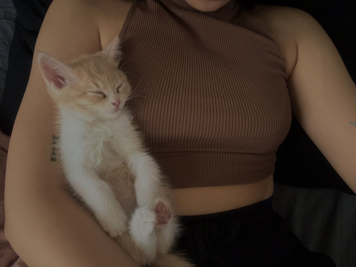 uyanmasın diye hareket etmiyorum