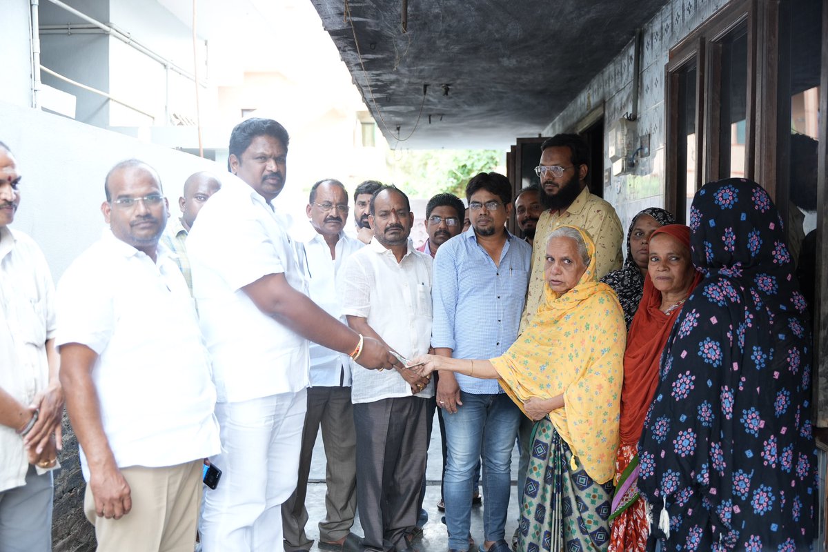 JaggireddyYSRCP's tweet photo. కష్టాల్లో తొడుగా "జగ్గిరెడ్డి"గారు.

#Adminpost
#ChirlaJaggiReddy 
#ApGovtWhip
#YSRCPParty
#Jagananna
#Gadapagadapaprogram https://t.co/niN786v12G