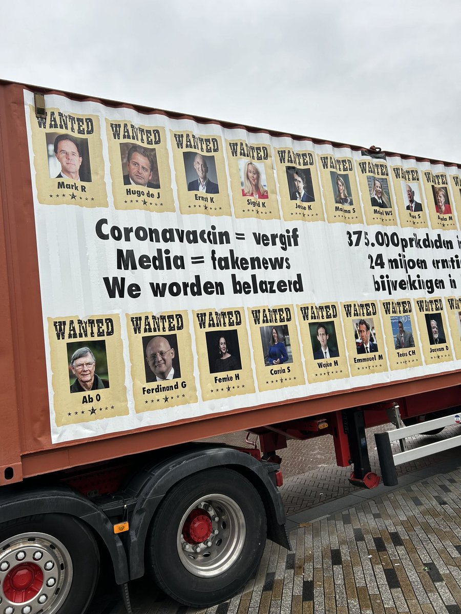 JaapStalenburg's tweet photo. Dit is wat er in het centrum van #leeuwarden nu te zien. Vrachtwagens vanuit wappie-hoek gaan los met dit soort gekte. Nog meer een aansporing om @PvdA @groenlinks te stemmen. #stoprechts https://t.co/PX6VHwhDQk