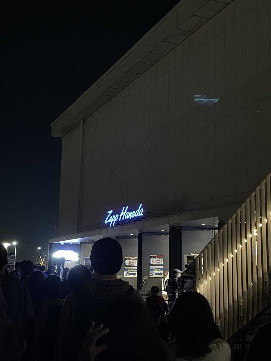 MoonBluewolf's tweet photo. FCツアー1day行ってきました。会場いっぱいのファン達は壮観でした。Aimerちゃんは終始ご機嫌で素晴らしい歌声聞かせてくれ、たくさんhappyを頂けましたよ。とても楽しい時間でした。また次もお願いします！

#Aimer Zeep羽田 https://t.co/QtvC8c7bJq