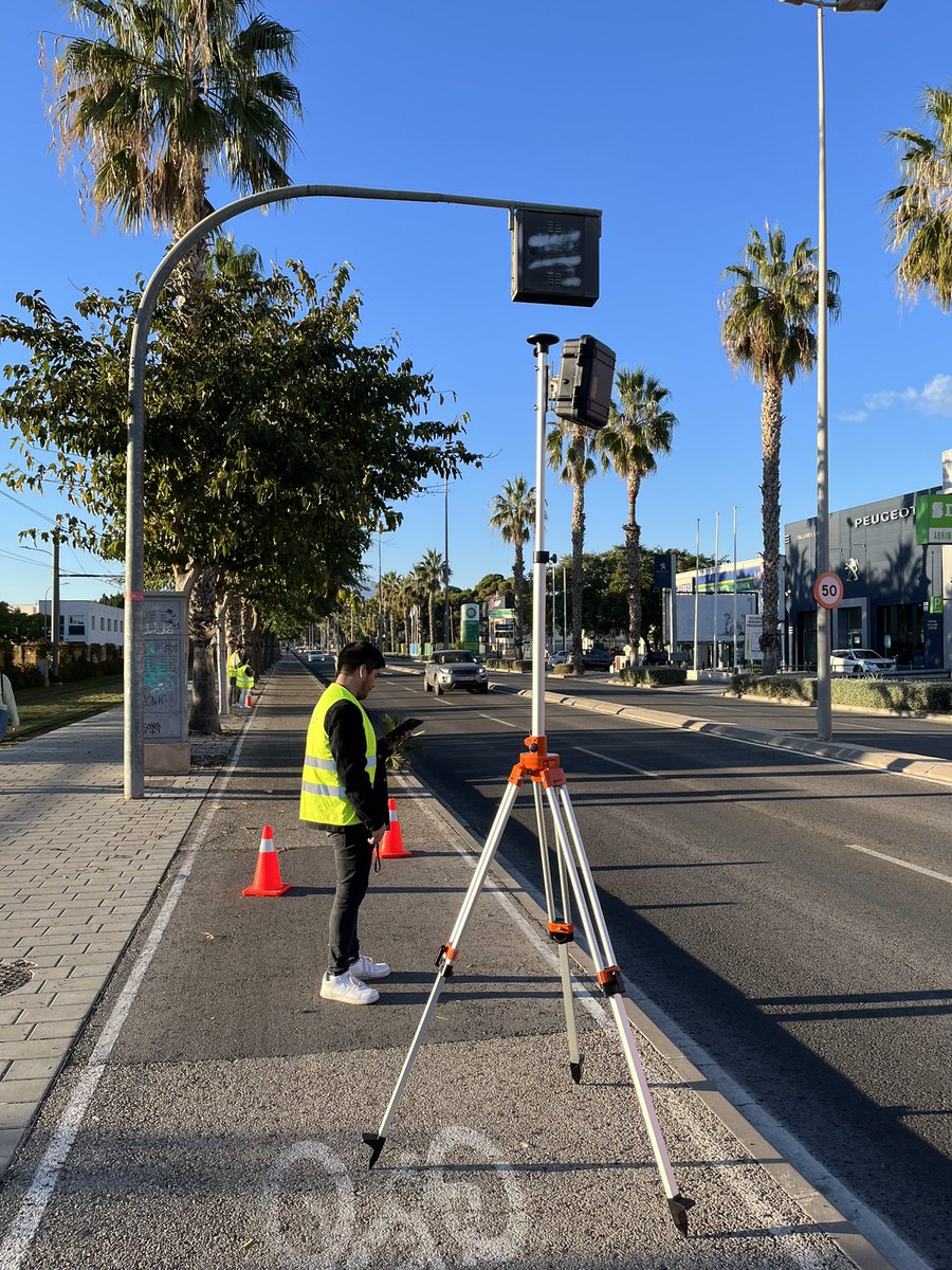ProfBanon's tweet photo. Prácticas de Ingeniería de Tráfico de los estudiantes de grado en #IngenieriaCivil empleando el nuevo radar para el aforo automatizado de vehículos @dic_ua https://t.co/pVIFP5y6ee