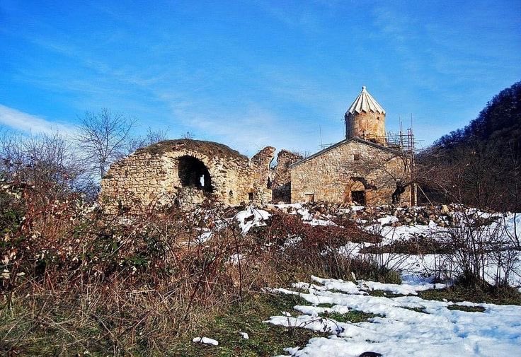 avcagbu's tweet photo. ⛪️ #Gtchavank is one of the most famous churches in #Artsakh, located in a forested valley between the villages of #Togh and #Tumi, on the northern slope of Mt. #Toghasar in the #Hadrut region

📌The monastic complex includes two churches, a vestibule and several other buildings. https://t.co/JlTEWD1dXT