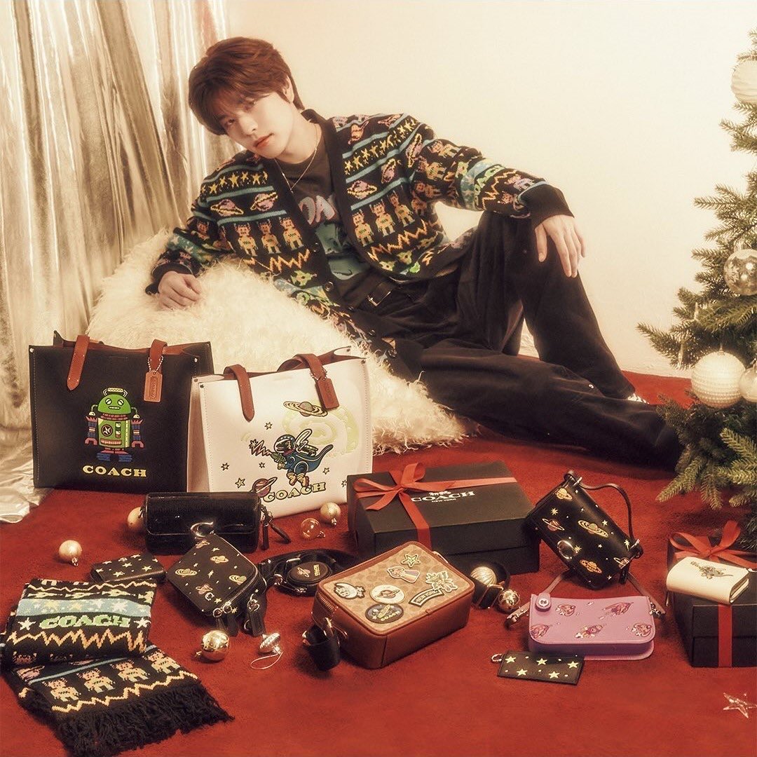 skzlatamproject's tweet photo. Seungmin con Coach para Nylon Japan

COZY HOLIDAYS WITH SEUNGMIN
#OurCoachHighnessSeungmin
#SeungminxCoach #SeungminxNylonJapan
@Coach @NYLONJAPAN @Stray_Kids https://t.co/2RCPv8WCHJ