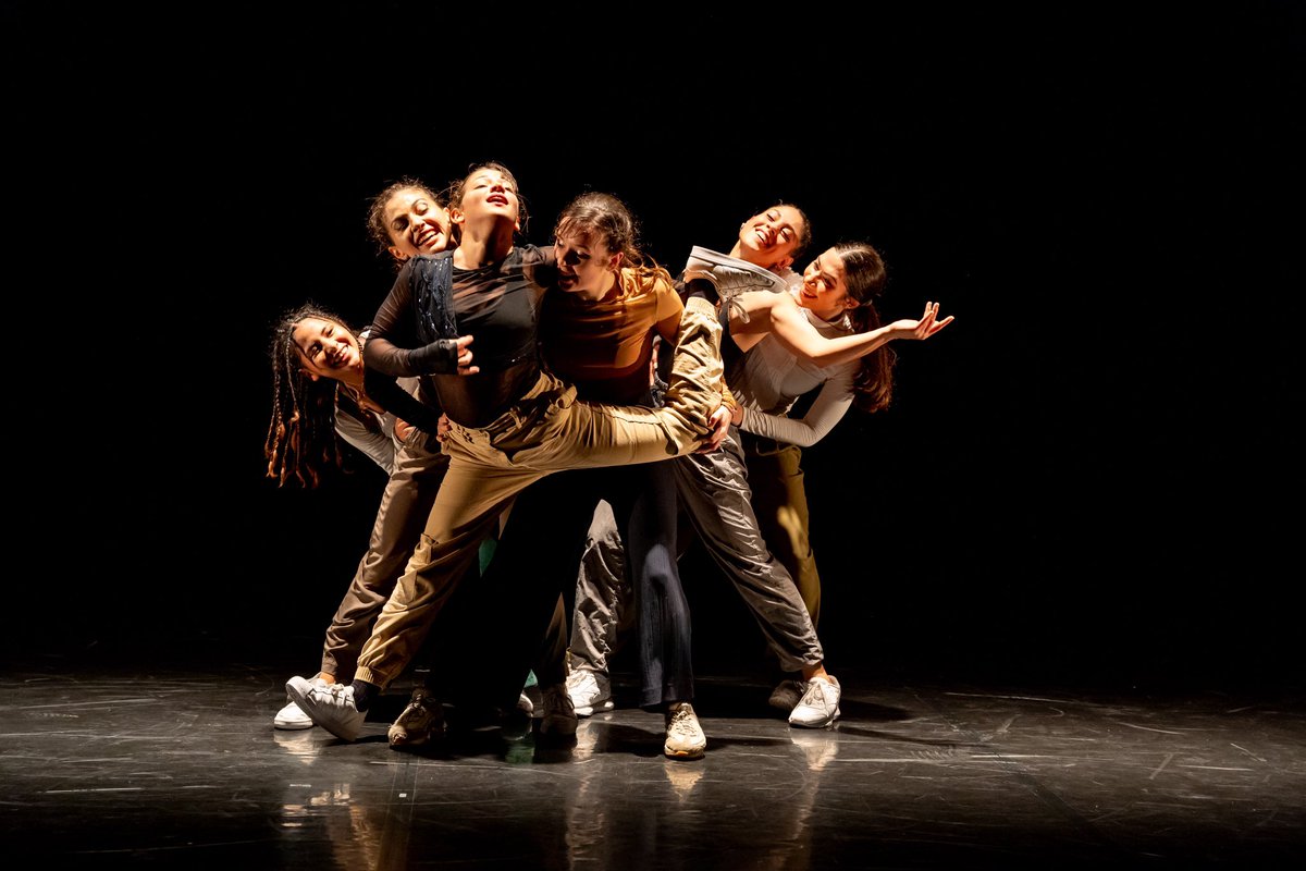MehdiDiouri71's tweet photo. Le sourire… langue universelle - MeríDio Prochain rendez-vous 28 novembre @embarcadere71
.
#creation #meridio
.
.
#choreographer @mehdi_diouri_7.1
.
📸📸 #photography @moovance.dance @morgan_eloy #festival #kalypso2022
.
#dance #dancers #ladys #theater #2023 #hiphop #culture https://t.co/UMWpVwg6rd