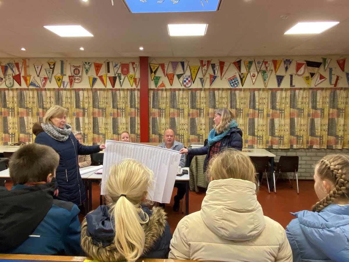 Stemmen, hoe werkt dat eigenlijk?Leerlingen van groep 7 en 8 van de Koningin Wilhelminaschool in Hollum kwamen vanmorgen een kijkje nemen in het stembureau in Hollum en kregen uitleg over het stemproces.

#ElkeStemTelt #TK2023