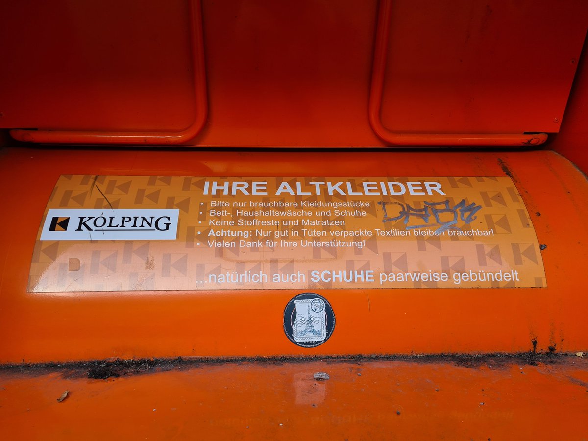 kh_struve's tweet photo. @FotoVorschlag 'Schuhwerk' - da können SCHUHE abgegeben werden im Altkleider Container- aber bitte paarweise gebündelt 😉
für einen guten Zweck von #KOLPING 
#FotoVorschlag https://t.co/hm0ebZlTQe