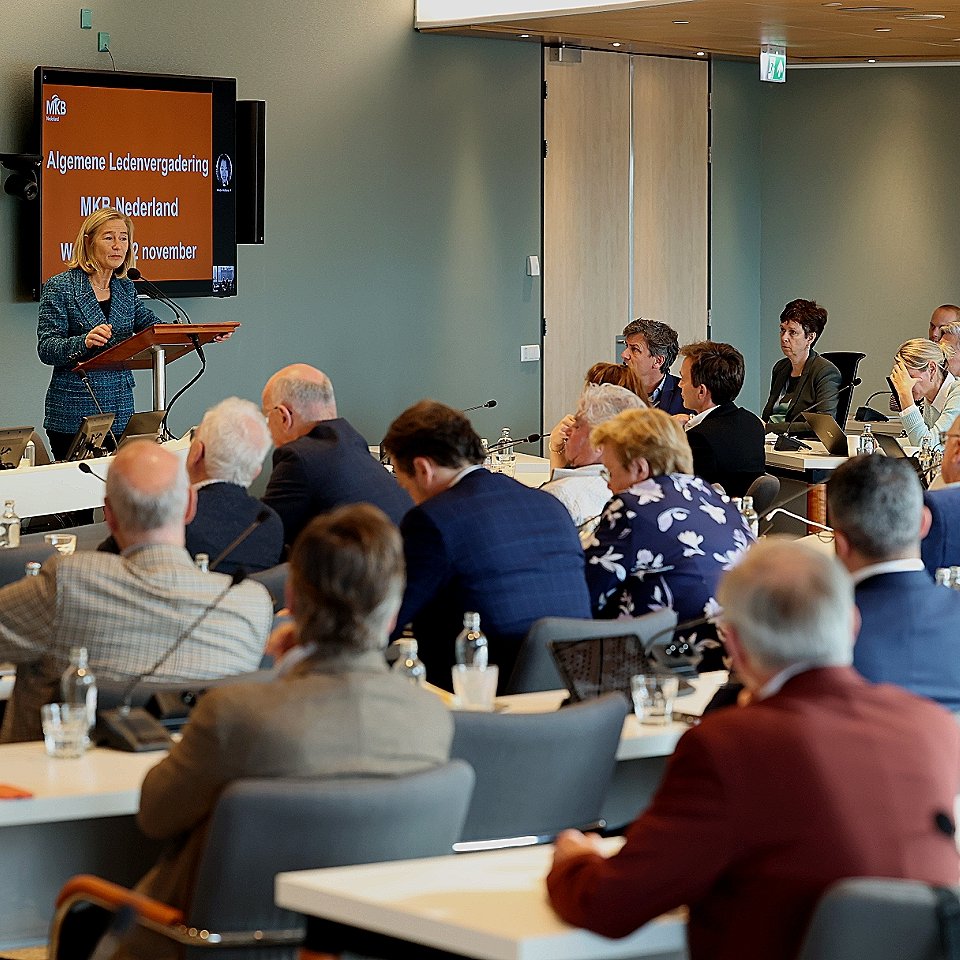 Goede boodschap van <a href="/MinisterEZK/">Heleen Herbert</a>  bij ALV op deze verkiezingsdag: élk kabinet moet samen optrekken met het #mkb, want ondernemers maken onze samenleving. Stabiel beleid, ruimte en vertrouwen zijn voor hen essentieel om bij te kunnen blijven dragen aan een innovatief, duurzaam en