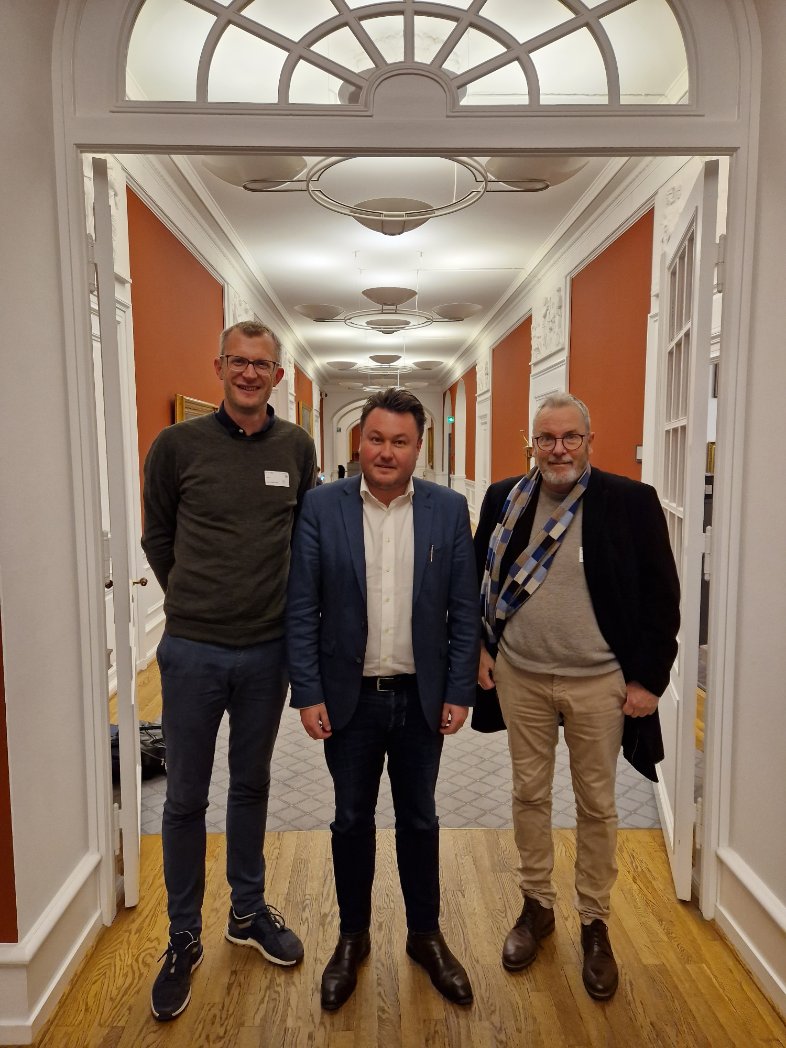 Bjørn Friis Neerfeldt (@bjornfneerfeldt) on Twitter photo Selvom hverdagen for <a href="/AndersKronborg/">Anders Kronborg</a> nu i højere grad står på skatteforhandlinger end <a href="/skoleidraet/">Dansk Skoleidræt</a> og kultur, så slår der stadig en puls for dette. Tak for en god snak <a href="/AndersKronborg/">Anders Kronborg</a> og <a href="/Spolitik/">Socialdemokratiet</a> 🤾♂️🤼♀️🤸 Selvom hverdagen for <a href="/AndersKronborg/">Anders Kronborg</a> nu i højere grad står på skatteforhandlinger end <a href="/skoleidraet/">Dansk Skoleidræt</a> og kultur, så slår der stadig en puls for dette. Tak for en god snak <a href="/AndersKronborg/">Anders Kronborg</a> og <a href="/Spolitik/">Socialdemokratiet</a> 🤾♂️🤼♀️🤸