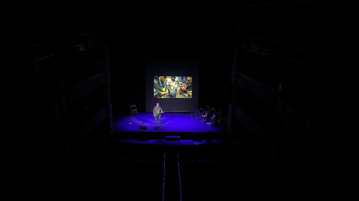diariovivo_'s tweet photo. 🔥🔥🔥 Inmersos en el ensayo del próximo #DiarioVivo en el @TeatroCofidis. Puliendo cada detalle, afinando cada nota para que este 28N sea único. @clubsmedia https://t.co/bWHHnDXmvW