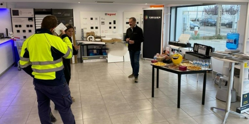 Ayer, tuvimos el placer de presentar nuestro producto TRILUX en el punto de venta. Fue una oportunidad fantástica para conectarnos con el implicado Equipo de Elektra y para conocer a los clientes que se acercaron a visitarnos.