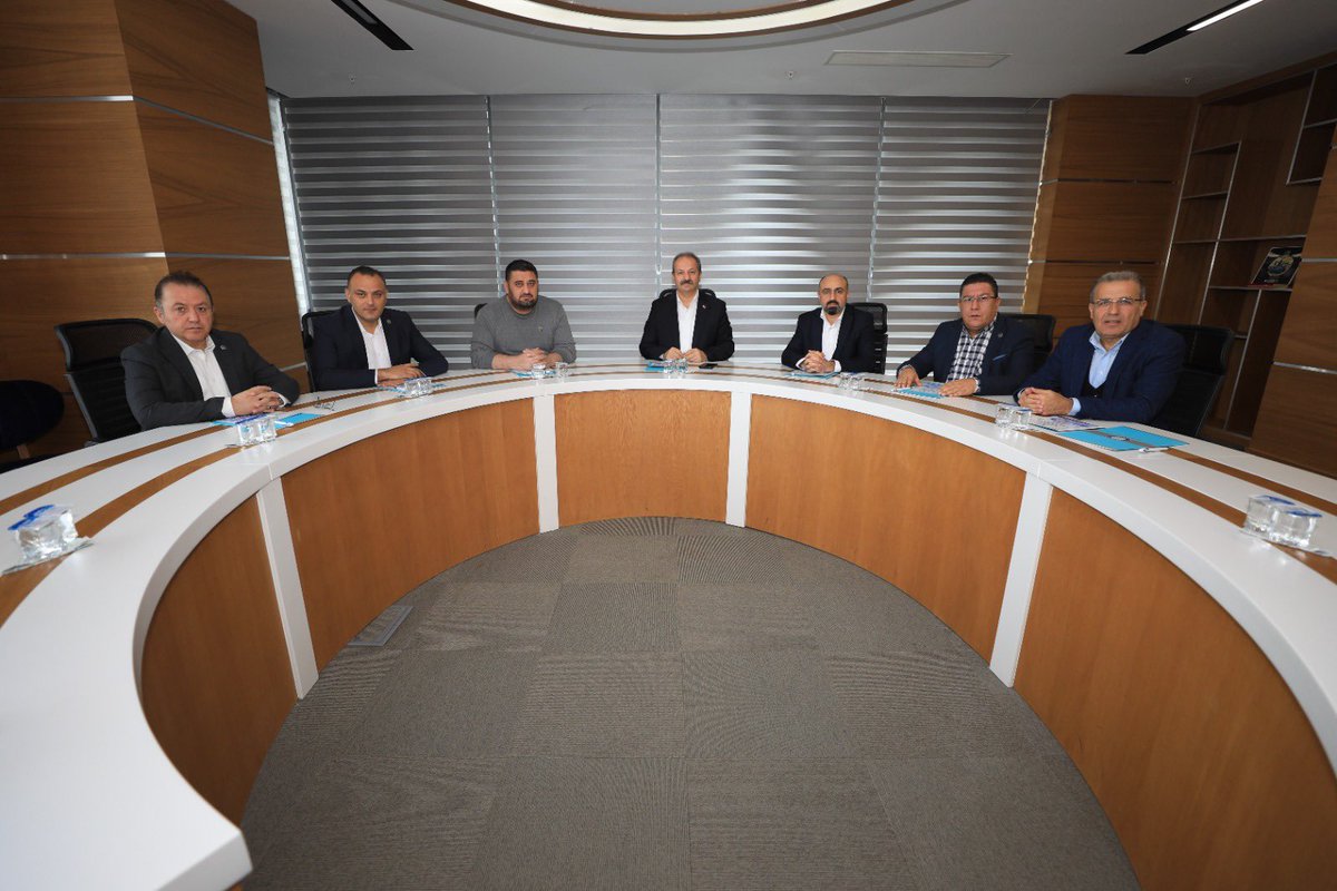 SSMahmutFaruk's tweet photo. Üniversitelerde görev yapan sağlık çalışanları özlük, mali ve sosyal yönden birçok konuda mağduriyet yaşamaktadır. Yer değişikliği haklarının bulunmaması bu sorunlar içerisinde en fazla gündemde tuttuğumuz, yoğunlaştığımız ve çözümü için çaba gösterdiğimiz bir konudur. 

Sağlık-Sen Üniversiteler Komisyonu üyelerimiz ile bir araya geldik. Tespit ettiğimiz sorunlar ve çözüm önerilerini rapor haline getirerek önümüzdeki günlerde konunun muhatapları ile paylaşacağız. Katkı sunan, emek veren tüm arkadaşlarıma teşekkür ederim.