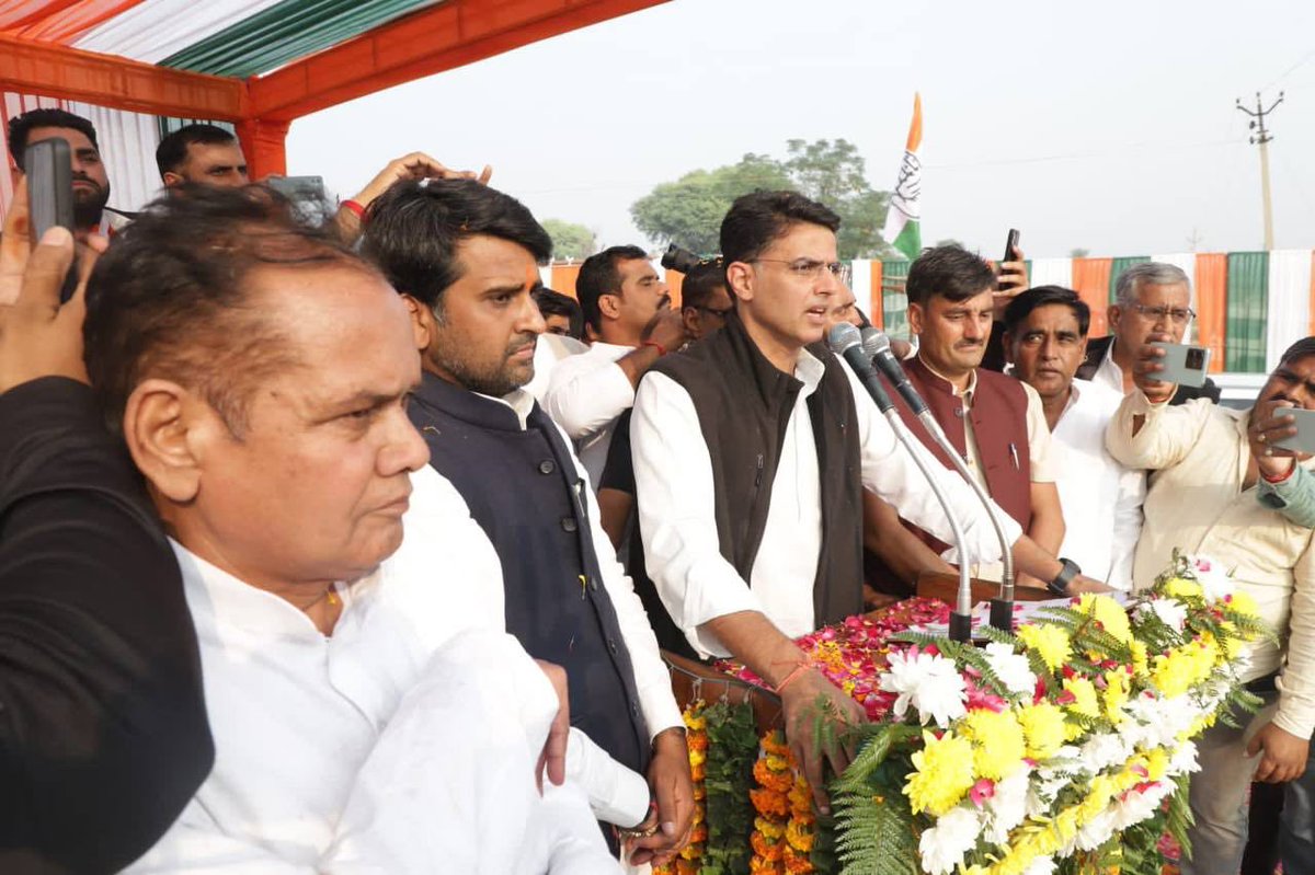 SachinPilot's tweet photo. आज मुंडावर विधानसभा से कांग्रेस प्रत्याशी श्री ललित यादव जी के समर्थन में विशाल जनसभा को संबोधित किया।

कांग्रेस प्रत्याशियों की जनसभाओं में उमड़ रहे जनसमूह ने राजस्थान में कांग्रेस की सरकार दोबारा बनाने का प्रण लिया है।
@lalityadavy https://t.co/HohVerQ5iv