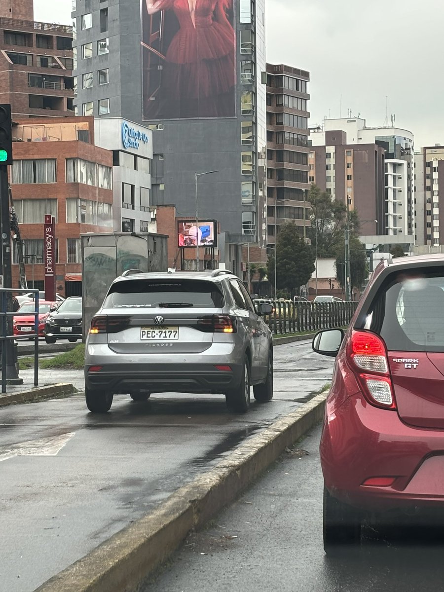 labelenenriquez's tweet photo. 25 km 1h45 min 
Es INCREÍBLE la movilidad en UIO
No había un solo policía, autos utilizando la vía del sistema de transporte público
En dos ocasiones estuve al borde las lágrimas de la desesperación
@ANT_ECUADOR 
Mientras unos respetamos otros hacen lo que les da la gana https://t.co/i5Iau63trF