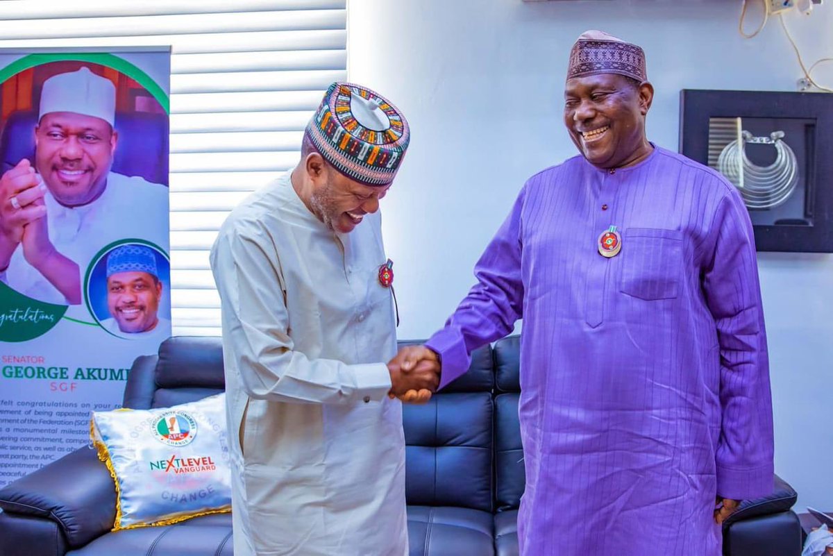 aliyusanusi95's tweet photo. The former Minister of Environment, Mohammed H Abdullahi paid an important visit to Senator https://t.co/AmRDSWnu9n Akume,the Secretary to theGovernment of the Federation in his office...
Where they discuss mutual issues and also wish the SGF well in this enormous task of running https://t.co/PulfajLQx8