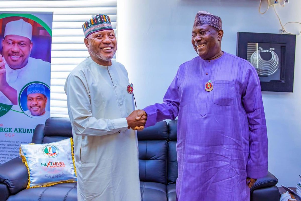 aliyusanusi95's tweet photo. The former Minister of Environment, Mohammed H Abdullahi paid an important visit to Senator https://t.co/AmRDSWnu9n Akume,the Secretary to theGovernment of the Federation in his office...
Where they discuss mutual issues and also wish the SGF well in this enormous task of running https://t.co/PulfajLQx8