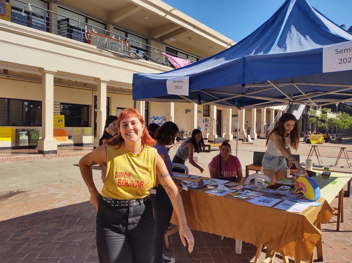 provincia1270's tweet photo. #Ahora el móvil de @RisoBalvidares desde la Facultad de Trabajo Social donde se celebra el Día nacional de la gratuidad universitaria.

👉Conversamos con Juliana Sabolcki, presidenta electa y militante de la agrupación Simón Bolívar del MILES

💻https://t.co/jKejIHcXl1
📻#larompe https://t.co/4IXFhKkpcU