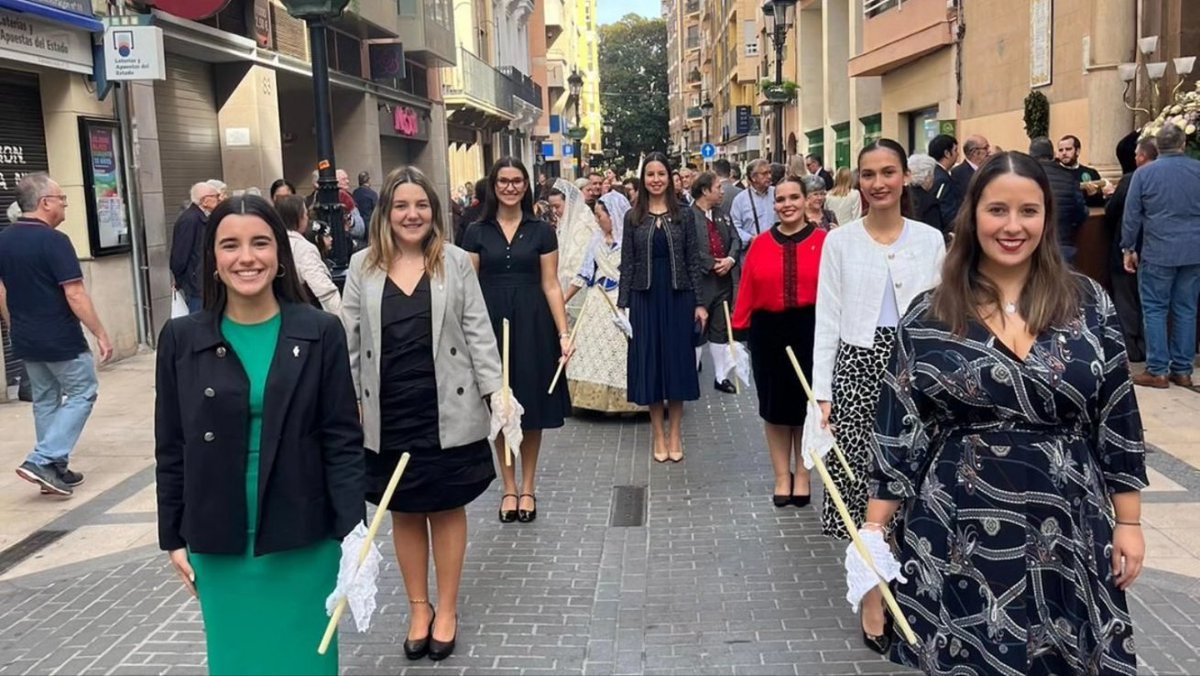 GCavallersC's tweet photo. La "Germandat", una vez más, al lado de  "Festes de Carrer".
En esta ocasión "Dones de Compaña 2024" y miembros del "Cabildo" participaron el pasado día 12 en la procesión en honor a "Sant Roc de la Vila". https://t.co/n3X0Mj7nDr