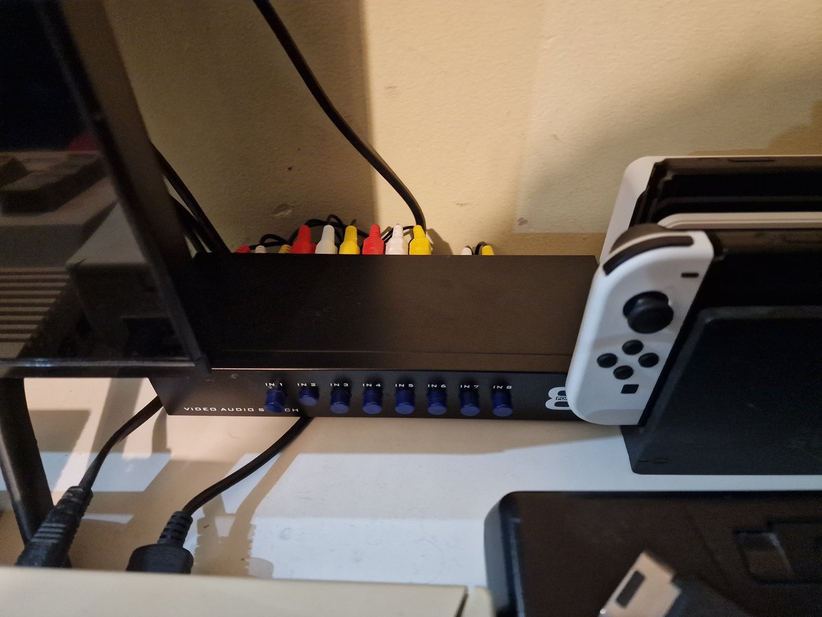 GamersPardise's tweet image. Working through getting my consoles all setup and ready to go by the press of a button.
Just setup the nes, snes, n64, mega drive/mega cd, Master system and dreamcast
Love this little box
#retrogames #retrograde #reprogramming #gamers #GamersUnite #Nintendo #sega #crt