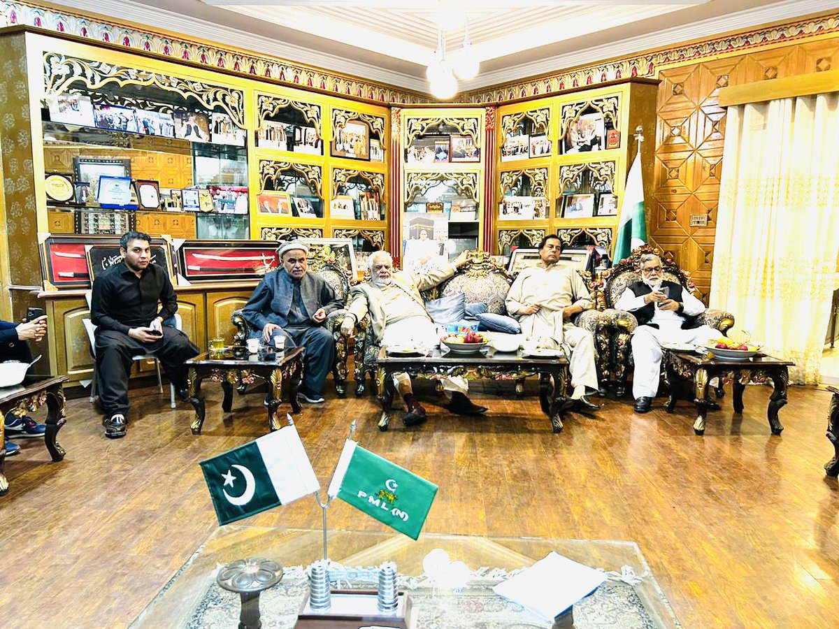 IBilawalAfridi's tweet photo. کیپٹن صفدر اعوان ،سابق گورنر اقبال ظفر جھگڑا اور دیگر مشران کو مسلم لیگ ن رہنما سابق ایم این اے شاہ جی گل آفریدی نے عشائیہ کیلئے اپنی رہائیشگاہ شاہ کس جمرود میں دعوت دی تھی ۔ مشران نے خیبر پختونخوا میں آئندہ الیکشن کے بارے میں تفصیلی بات چیت کی https://t.co/SUIYYnvCPz
