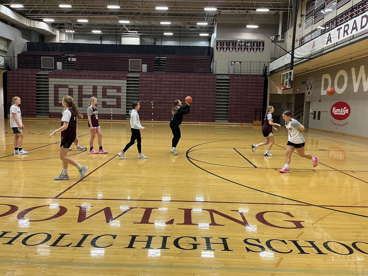 dchsgbb's tweet photo. We love when alumni stop by practice when they’re back in town! So great to see Emma, Julia, Ella & Paige! #OnceAMaroonAlwaysAMaroon https://t.co/TtkhuRRe0Q