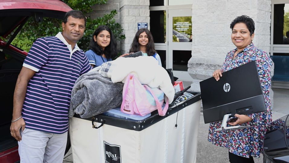 GSSMAlumni's tweet image. We’re so thankful for the extended GSSM family that stands with us in our mission to inspire and educate future leaders: the alums, parents, and friends who support our Govies! Show your gratitude for the GSSM community with us! #7DaysOfThanks #GiveThanksForGSSM 🦃💙