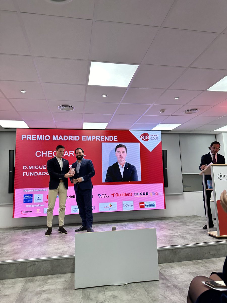 Otro momento esperado, los colegas de <a href="/AsemeMadrid/">@AsemeMadrid</a> premios <a href="/ajemadrid/">AJE Madrid</a> con <a href="/AngelNinoQ/">Ángel Niño</a> y <a href="/mgarridocierva/">Miguel Garrido</a> como representantes de <a href="/MADRID/">Ayuntamiento Madrid</a> y <a href="/_CEIM_/">𝗖𝗘𝗜𝗠</a>