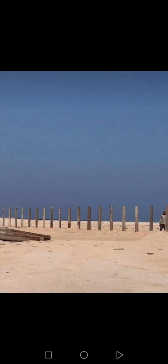 الناس توصل الى رأس الحد بولاية صور 
تنصدم بالسياج الخشبي الي وضعته 
هيئة البيئة ويرجعون أدراجهم
مافي حل أفضل من منع السواح من الاستمتاع بأجواء شاطئ رأس الحد
<a href="/ea_oman/">هيئة البيئة - عُمان</a> 
<a href="/ss_governor_/">محافظة جنوب الشرقية - سلطنة عُمان</a> 
قسماً بالله حرام
السياحه ماتت 
الحركه الاقتصادية بالولاية في خطر 
أجمل شواطئ عمان يقفل 
من أجل