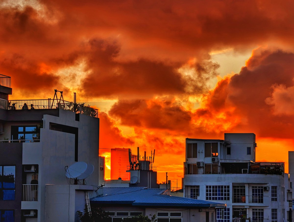 Fiery Sunset 
1. Huawei P60 Pro
2. Google Pixel 8 Pro

#Maldives #visitMaldives #sunset #sunrise #goldenhour #island #photography #travel #Google #Huawei #TeamPixel #CapturedOnHuawei #Pixel8Pro #TravelWithHUAWEIP60Pro